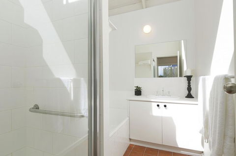 Mysa Anglesea Sleeps 7 WiFi SmartTV Cafes Shops - Perisher Accommodation 11