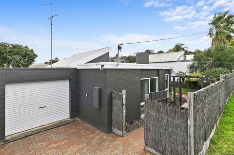 Mysa Anglesea Sleeps 7 WiFi SmartTV Cafes Shops - Perisher Accommodation 14