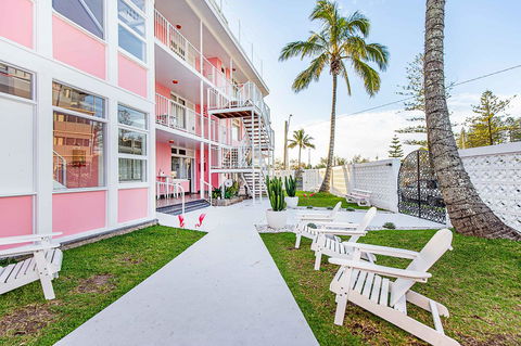 The Pink Hotel Coolangatta - Perisher Accommodation 2