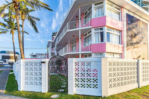 The Pink Hotel Coolangatta - Perisher Accommodation 1