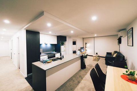 Mid Night Apartment Canberra City Onsite Parking - Perisher Accommodation 1