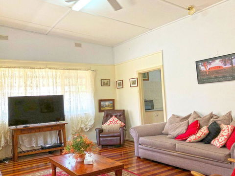 'Daves Place', 27 Rigney St - Holiday House With WIFI, Aircon & Boat Parking - Perisher Accommodation 1