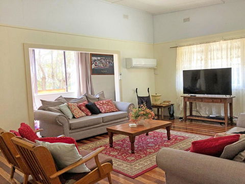'Daves Place', 27 Rigney St - Holiday House With WIFI, Aircon & Boat Parking - Perisher Accommodation 3