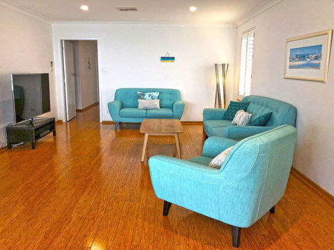 'Mooring Two Upstairs', 23 Shoal Bay Rd - Stunning Views, WIFI, Air Conditioning And Boat Parking - Perisher Accommodation 3