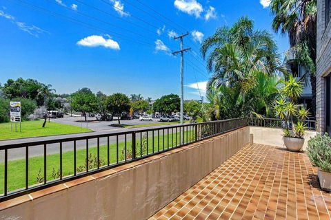 14 'THE DUNES', 38 MARINE DR - LARGE UNIT WITH POOL, TENNIS COURT AND DIRECTLY ACROSS FROM FINGAL - Perisher Accommodation 2