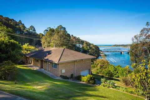 2 Water Crescent - Retro Haven - Perisher Accommodation 0
