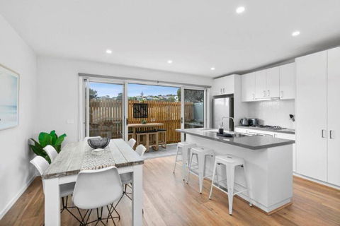 CASA EMEC- PETS WELCOME Luxury, Aircon, Walk To The Shops And Beach! Outdoor Shower And Garage Parking - Perisher Accommodation 0