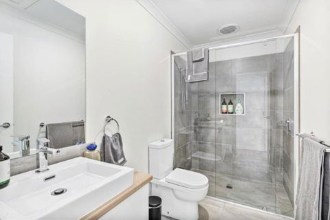 CASA EMEC- PETS WELCOME Luxury, Aircon, Walk To The Shops And Beach! Outdoor Shower And Garage Parking - Perisher Accommodation 4