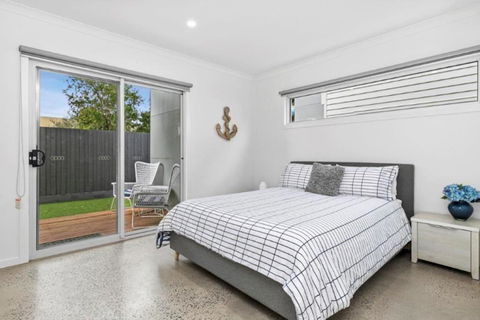 CASA EMEC- PETS WELCOME Luxury, Aircon, Walk To The Shops And Beach! Outdoor Shower And Garage Parking - Perisher Accommodation 3
