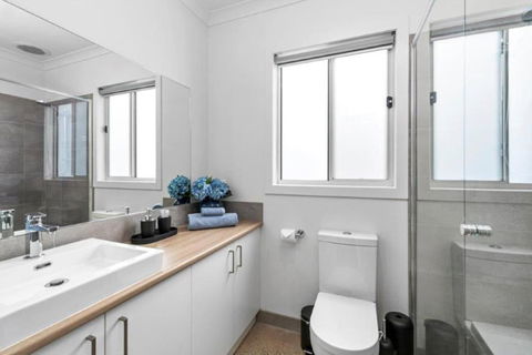 CASA EMEC- PETS WELCOME Luxury, Aircon, Walk To The Shops And Beach! Outdoor Shower And Garage Parking - Perisher Accommodation 2