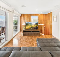 6-bed Oceanfront House with Jacuzzi Games Parking - Perisher Accommodation