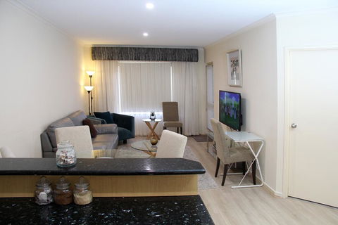 ADELAIDE CBD APARTMENT - 3BR, 2BATH & CARPARK - Perisher Accommodation 0