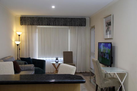 ADELAIDE CBD APARTMENT - 3BR, 2BATH & CARPARK - Perisher Accommodation 1