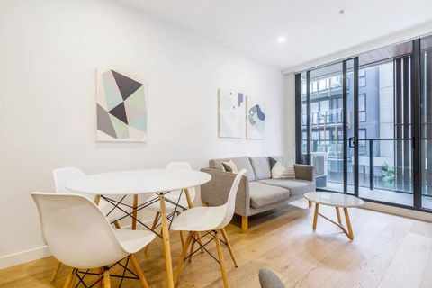 Executive Comfort Living Near La Trobe & RMIT Uni - Perisher Accommodation 1