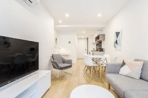 Executive Comfort Living Near La Trobe & RMIT Uni - Perisher Accommodation 0