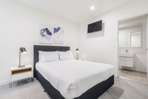 Executive Comfort Living Near La Trobe & RMIT Uni - Perisher Accommodation 3
