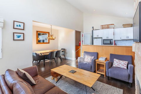 Family Chalet 32 The Stables Perisher - Perisher Accommodation 3