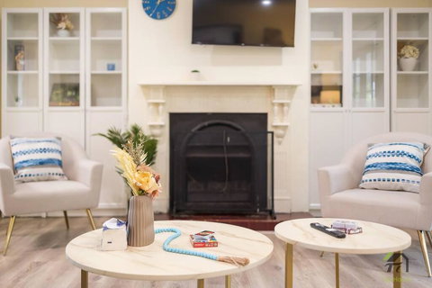 Modern Four-bedroom House In Castle Hill - Perisher Accommodation 2