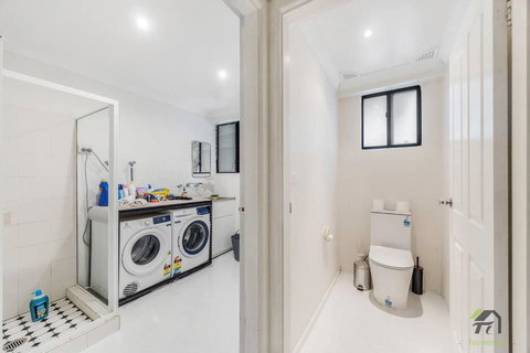 Modern Four-bedroom House In Castle Hill - Perisher Accommodation 3