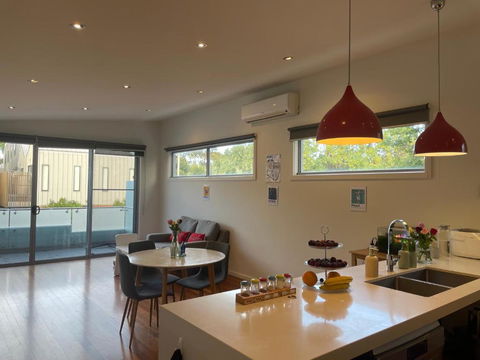 Room In Newport Modern Townhouse - Walk To Stunning Ocean View - Perisher Accommodation 3