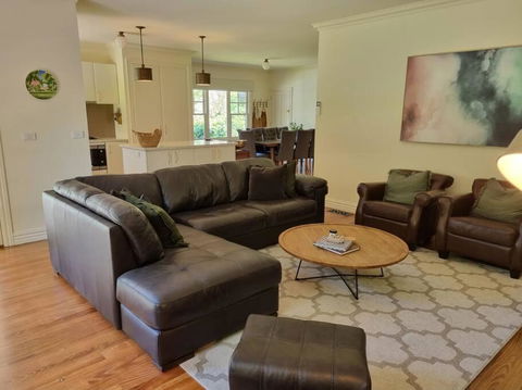 Noonan House, 5 Bedrooms. Hop & Skip To Town - Perisher Accommodation 3