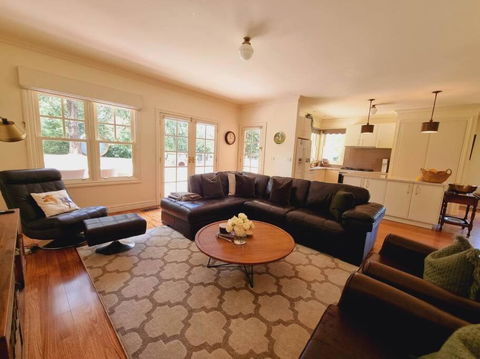Noonan House, 5 Bedrooms. Hop & Skip To Town - Perisher Accommodation 2