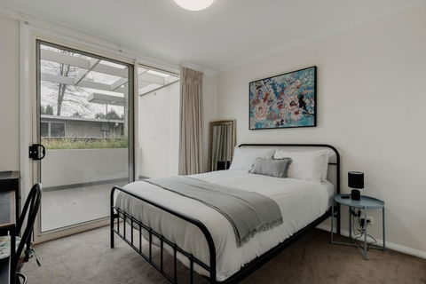 Peaceful 1-Bed Apartment Close To Lonsdale St - Perisher Accommodation 2