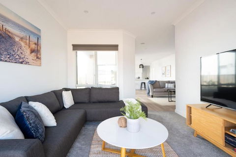 PIPER Modern Home Walk To Beach Shops Parks - Perisher Accommodation 2