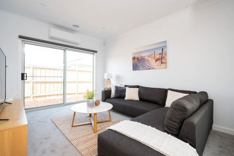 PIPER Modern Home Walk To Beach Shops Parks - Perisher Accommodation 3