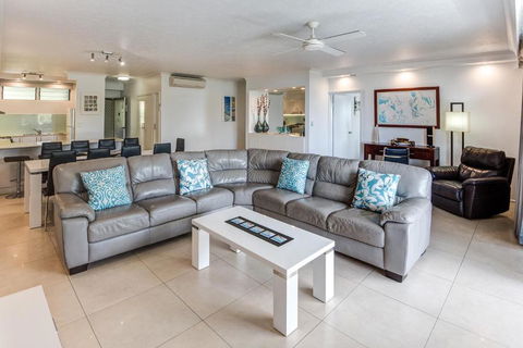 POINCIANA 101 HAMILTON ISLAND CENTRALLY LOCATED 3 BEDROOM, Plus BUGGY!! - Perisher Accommodation 2