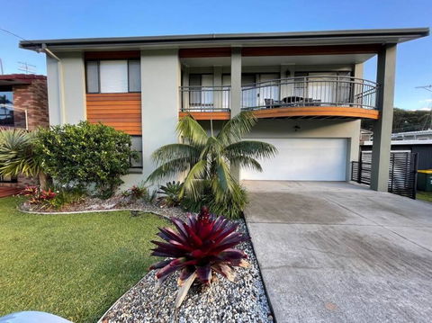 Rainbow Beachhouse - Deluxe, Pristine Location - Perisher Accommodation 0