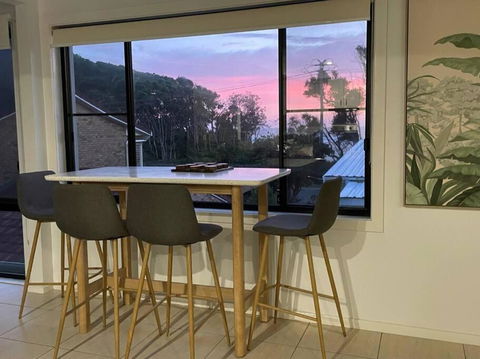 Rainbow Beachhouse - Deluxe, Pristine Location - Perisher Accommodation 1