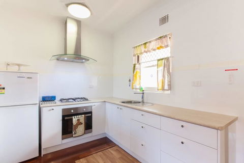 B8 Cafes, Resturants, UWA Close To SCGH - Perisher Accommodation 2