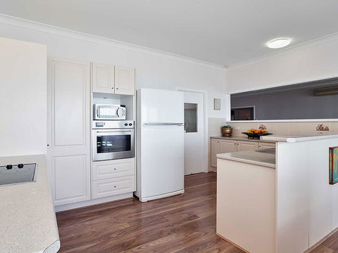 Beached Inn' 93 Foreshore Drive - Spacious Beach Front House - Perisher Accommodation 2