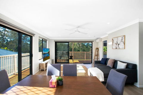 Renovated Coastal Getaway With Water Views - Perisher Accommodation 2