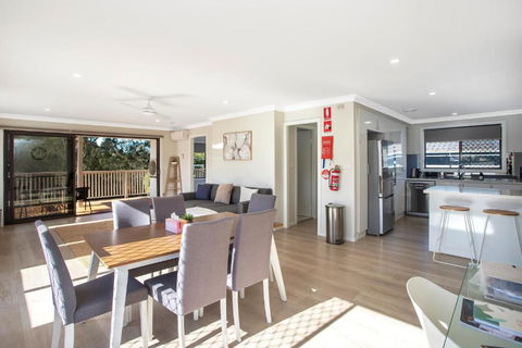 Renovated Coastal Getaway With Water Views - Perisher Accommodation 3