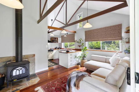 Romantic Lakeview Cottage - Perisher Accommodation 3