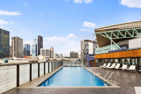 Rooftop Pool 2BR Apt At Marvel Stadium With Free Parking - Perisher Accommodation 3