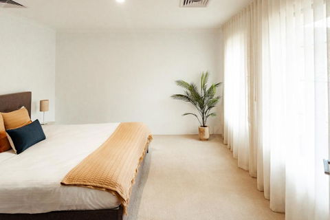 Salhus - Sleep In King Beds & Easy Walk To Town - Perisher Accommodation 3