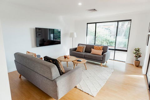 Salhus - Sleep In King Beds & Easy Walk To Town - Perisher Accommodation 1