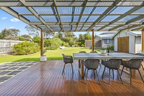 Salt Air Beach Retreat - 280m Walk To Foreshore, Check Out 5pm Sunday! - Perisher Accommodation 2