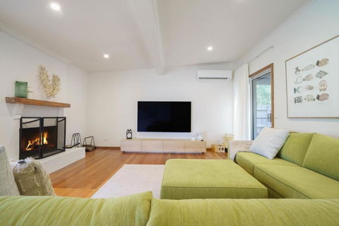 Salt Air Beach Retreat - 280m Walk To Foreshore, Check Out 5pm Sunday! - Perisher Accommodation 3