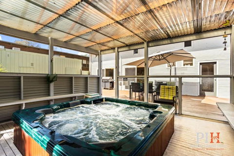 Sandy Bay Getaway W Spa 4 Bdr - Perisher Accommodation 1