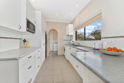BEAUTIFUL HOLIDAY HOME CLOSE TO KU-RING-GAI CHASE NNT328 - Perisher Accommodation 3