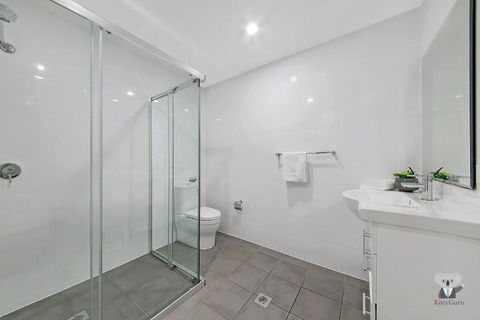 WARRICK FRAM 3 BEDS APT FREE PARKING WALK TO WESTFIELD CLOSE TO HOSPITAL NWF003 - Perisher Accommodation 3