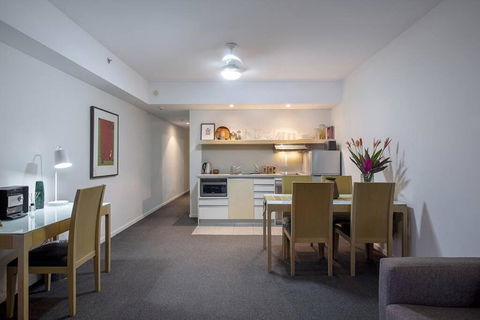 ZEN CITY & SEA Executive 1-BR Suite In Darwin CBD - Perisher Accommodation 0