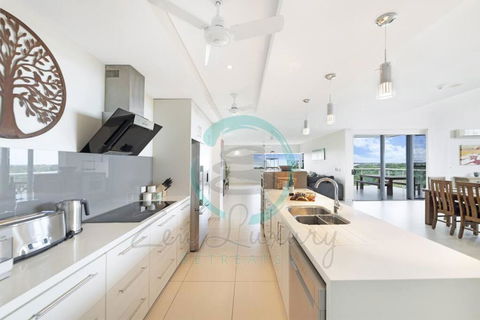 ZEN LUXURY: 2-Story 4-BR Penthouse In Darwin City With Mindal Markets & Harbour Views - Perisher Accommodation 0
