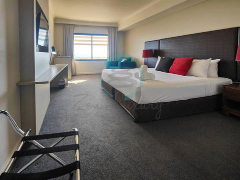 ZEN88 ESPLANADE: Hotel Suite W/ Ocean/Sunset Views - Perisher Accommodation 1