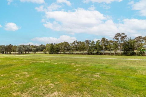 ZMITH Apartment - BROOKE, - Near AIS, GIO Stadium, UC, & Nth - Canberra Hospital - Perisher Accommodation 3